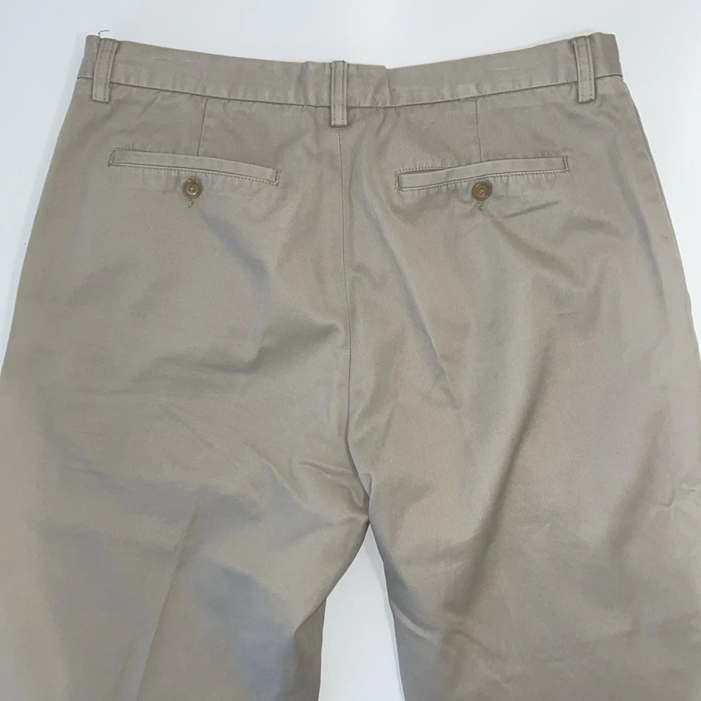 Banana Republic men’s Size 34 cotton flat‎ front khaki chino pants.